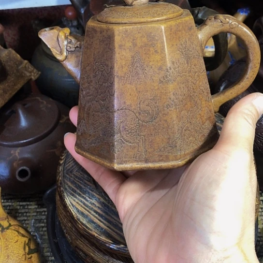 茶壶紫砂原矿泥料手工制作的一把紫砂壶。