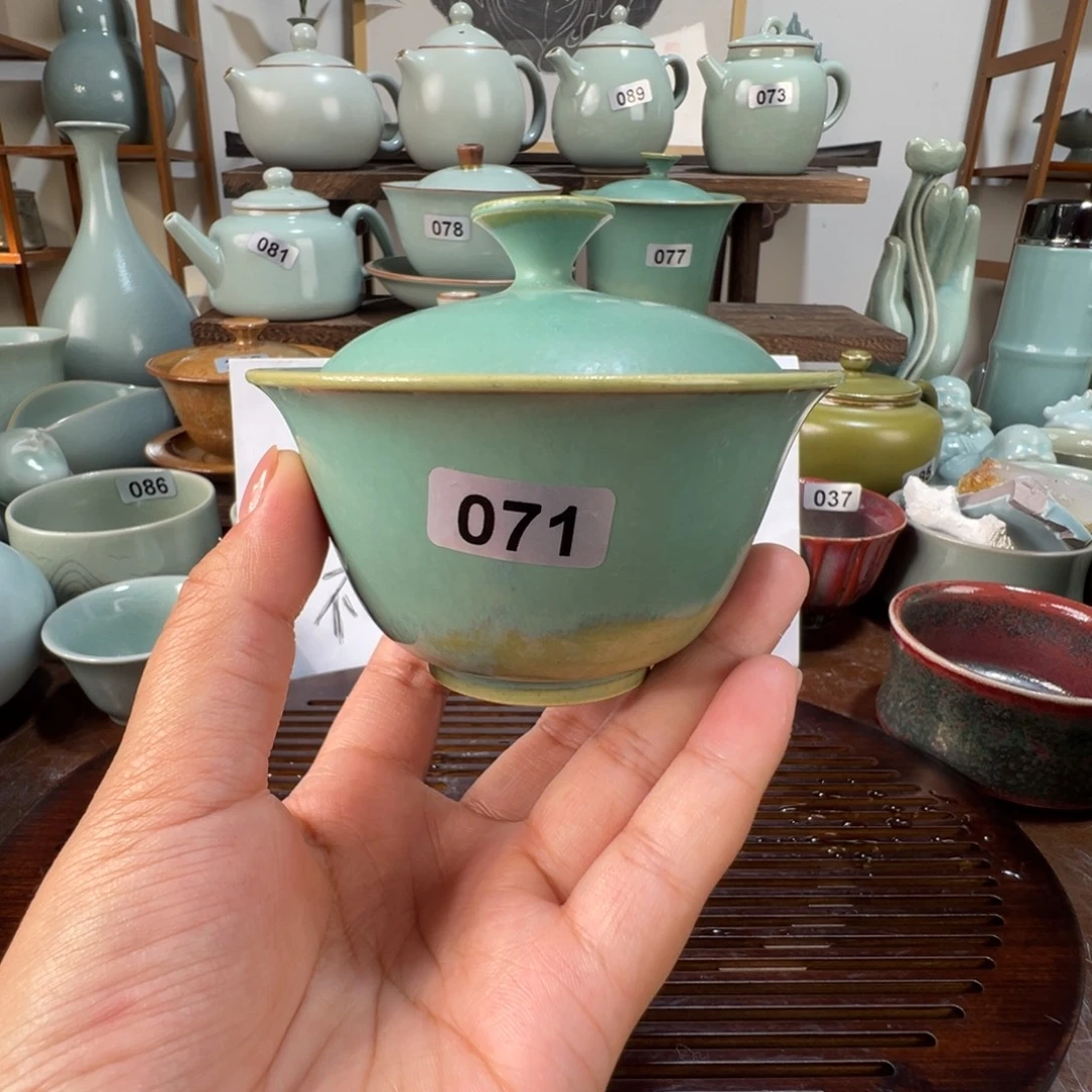 微瑕钧瓷盖碗。