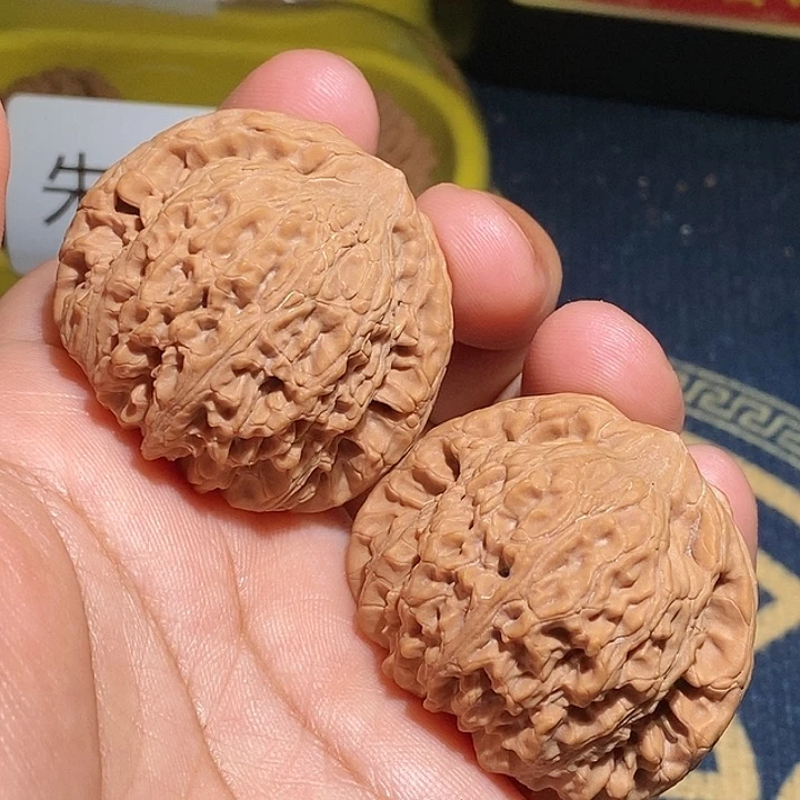 【闪购商品】文玩核桃吊坠不*生绣球