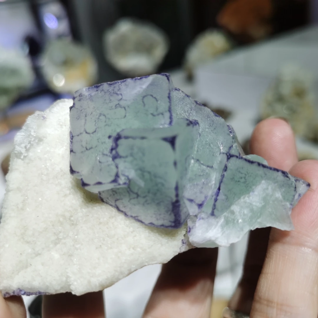 紫边蓝色萤石带荧光标本摆件福利