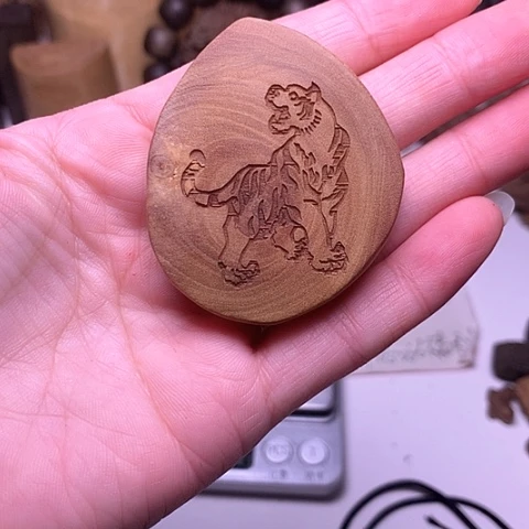 檀香木吊坠大*茶檀香虎牌子檀香王