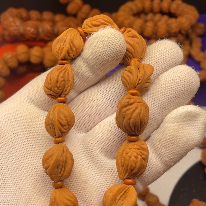 6号链接桃核手串一个