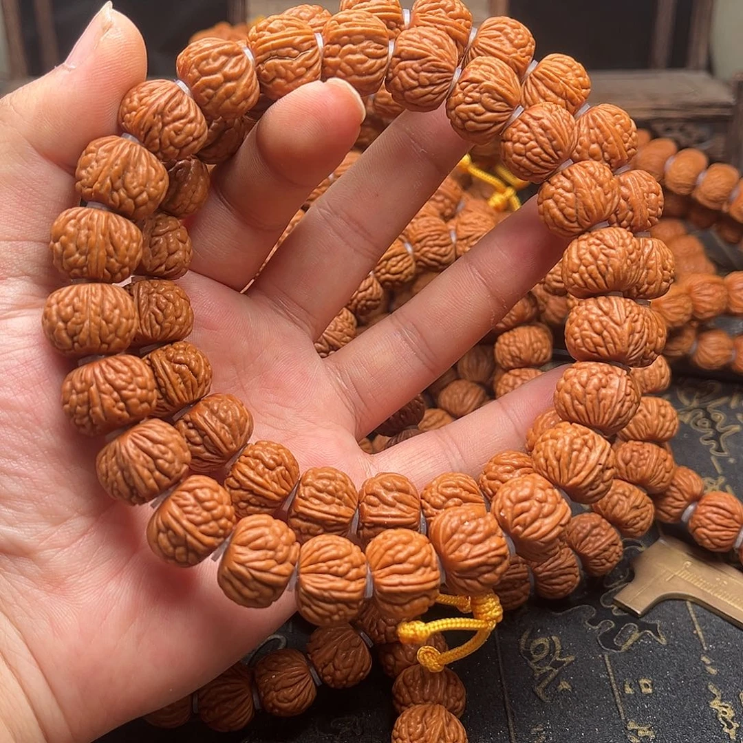 桃核吊坠桃和手持