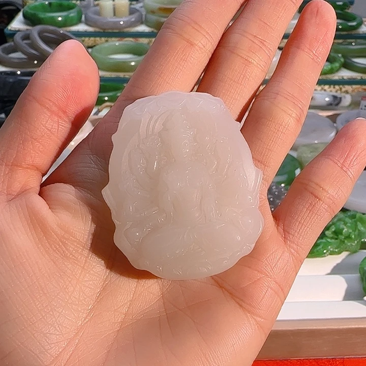 颈饰未镶嵌和田玉千手观音