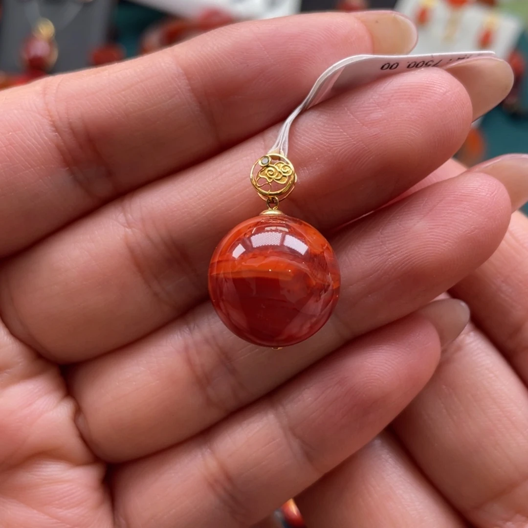 南红玛瑙18K金镶嵌川料南红牛血红火焰单珠吊坠