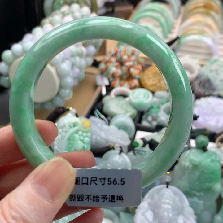 翡翠手镯未镶嵌吊坠