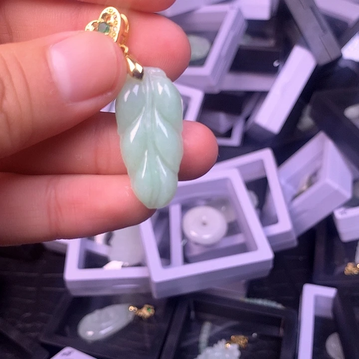 翡翠未镶嵌颈饰满意