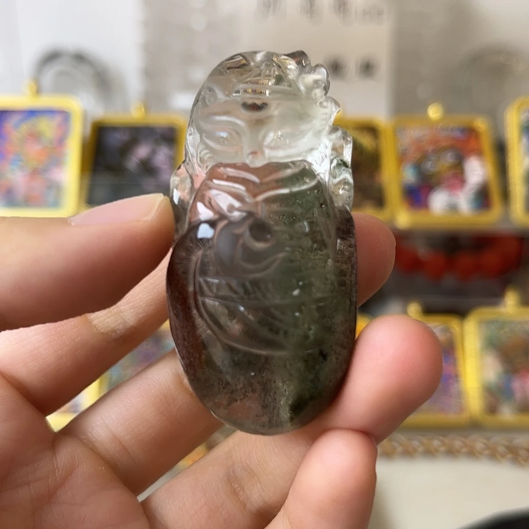 颈饰未镶嵌水晶矿坑