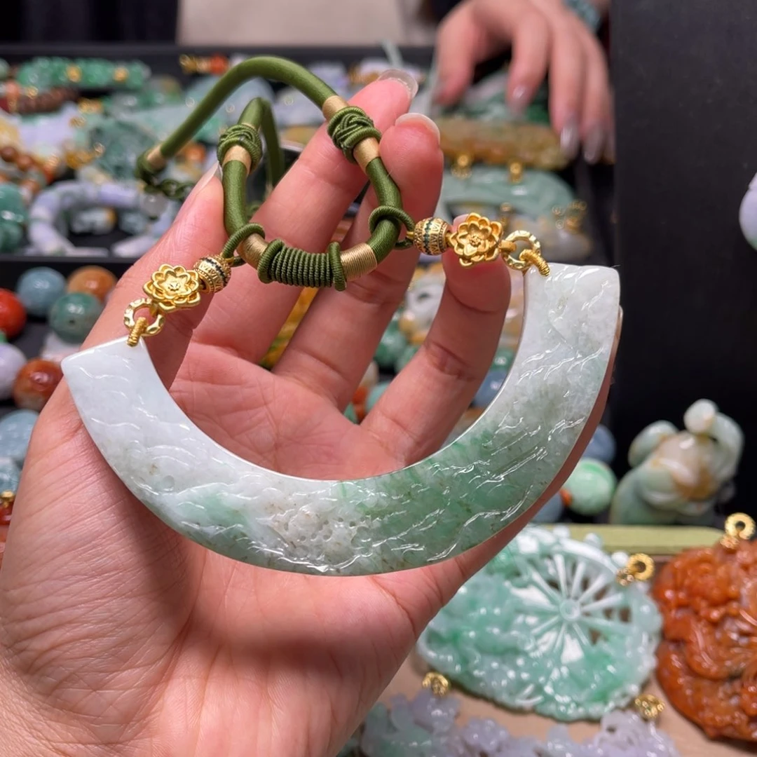 翡翠未镶嵌颈饰vvvvvvghhhhhggvb