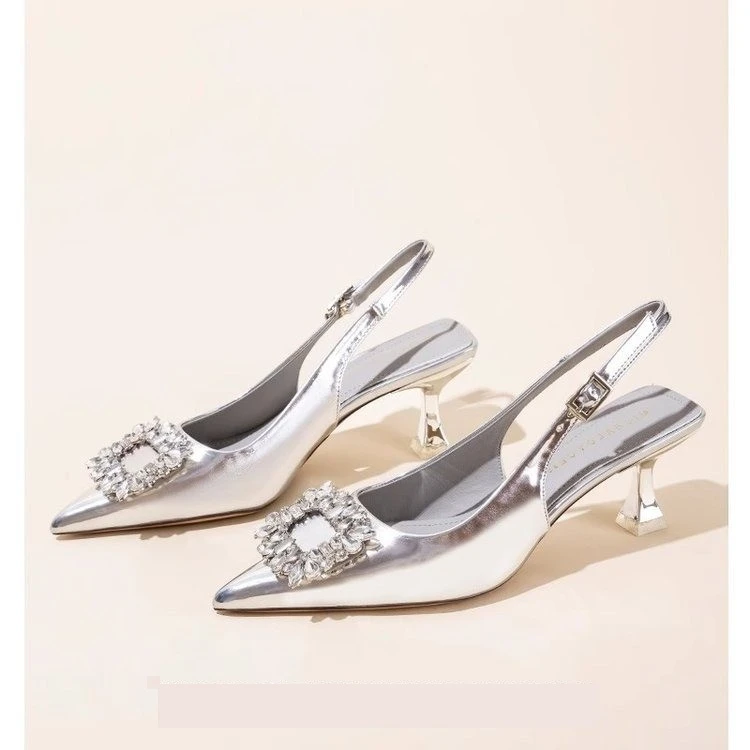 法式包头一字扣带银色凉鞋女夏2025年新款浅口水钻中跟尖头高跟鞋