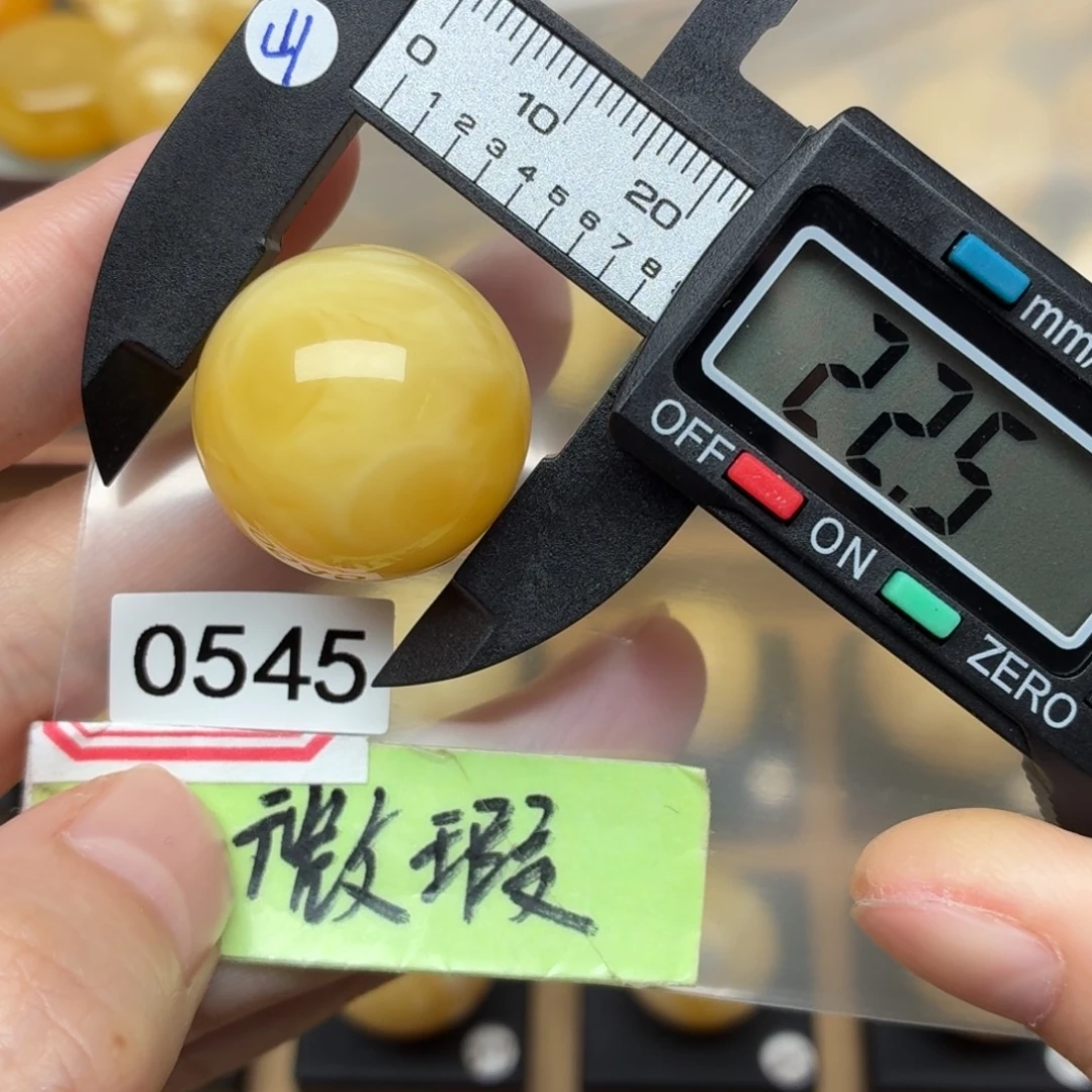 蜜蜡未镶嵌裸石蜜蜡有两条沁色
