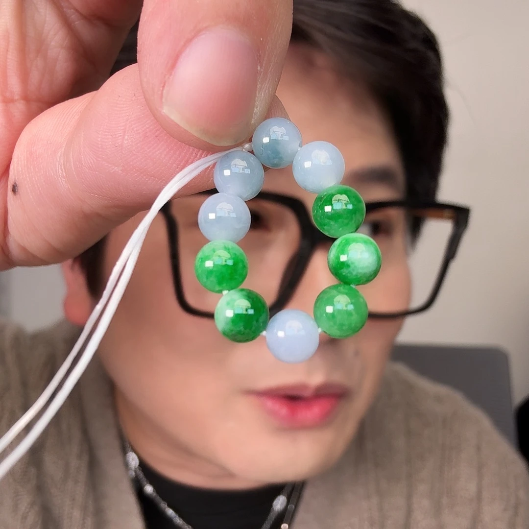 伊***苒翡翠未镶嵌颈饰一个