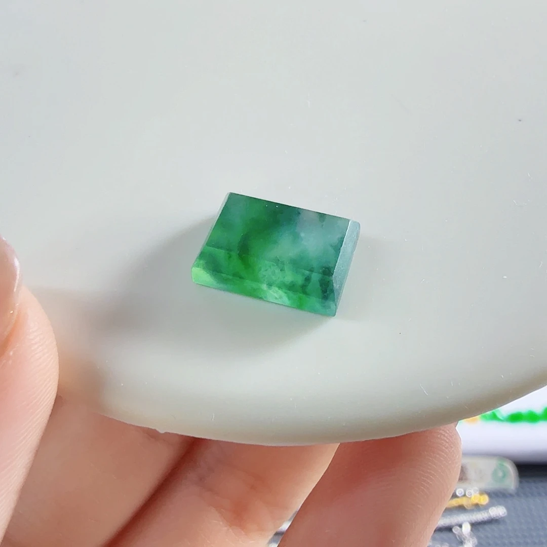 翡翠未镶嵌颈饰飘绿花无事牌