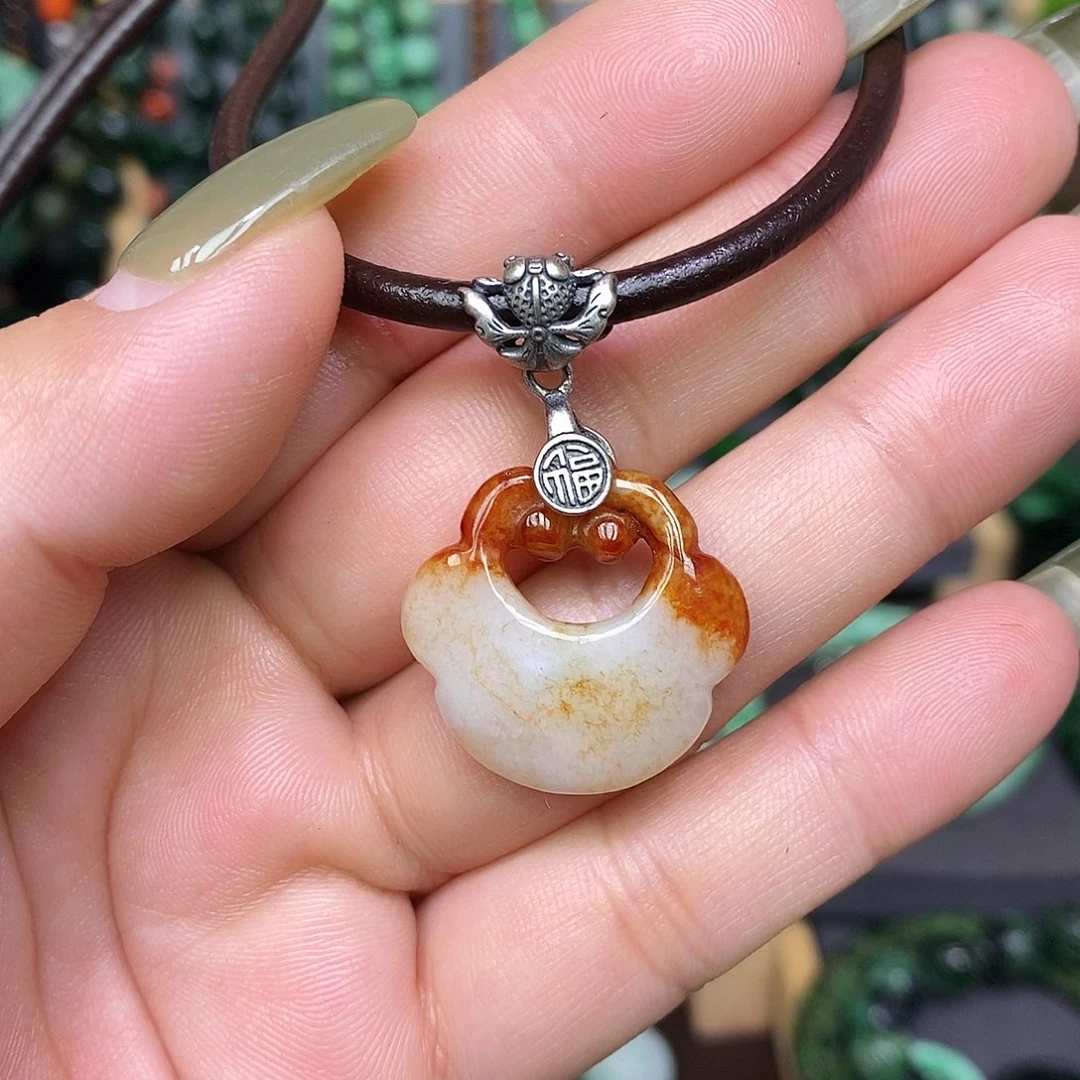 颈饰未镶嵌翡翠漂亮美眉