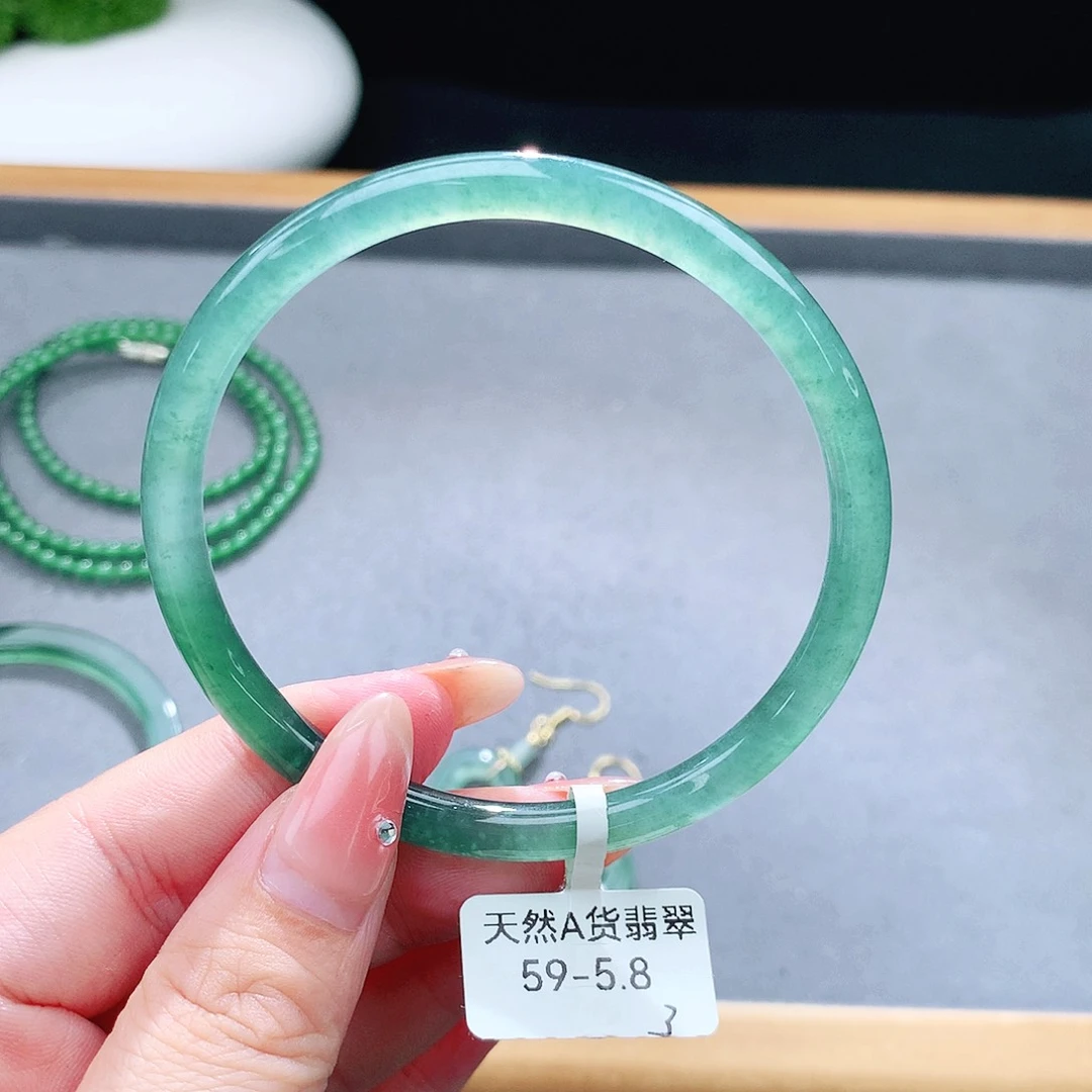 未镶嵌手镯（圆镯）翡翠