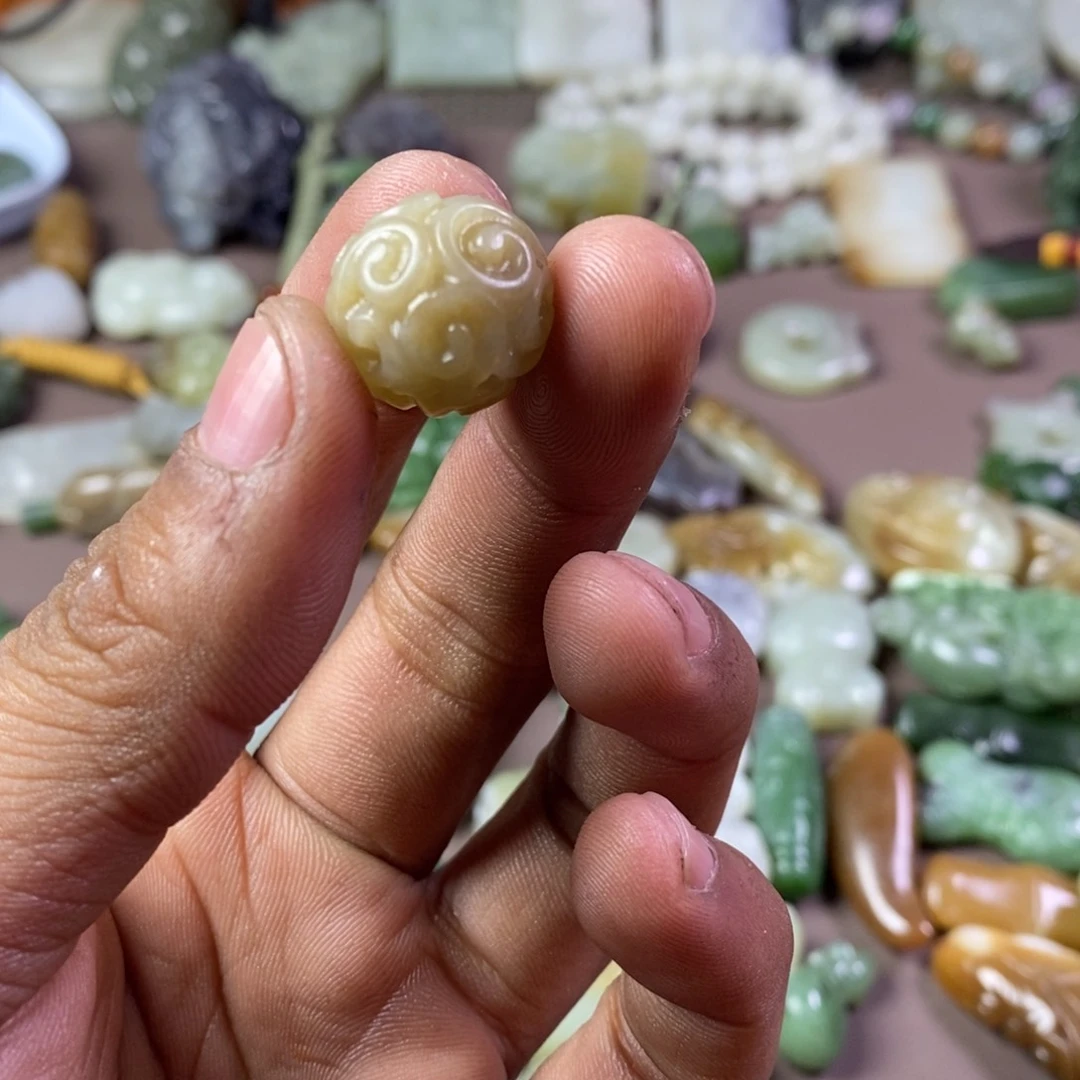 和田玉颈饰未镶嵌花*