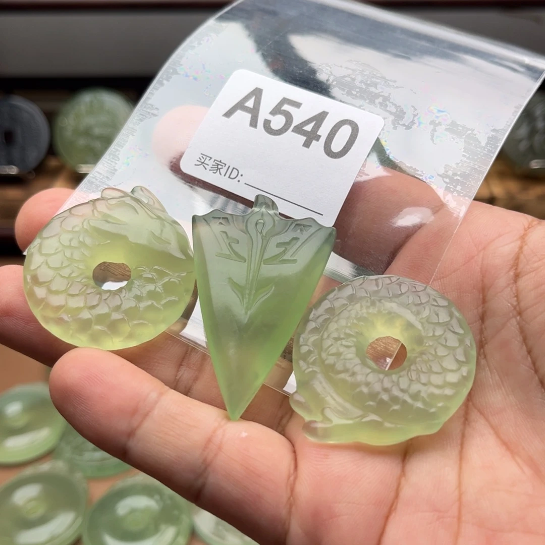 乐***-未镶嵌蛇纹石玉颈饰