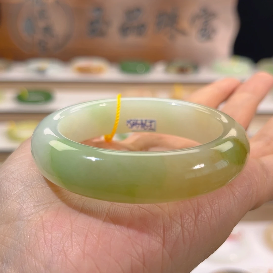 和田玉未镶嵌手镯  「糖翠三色」