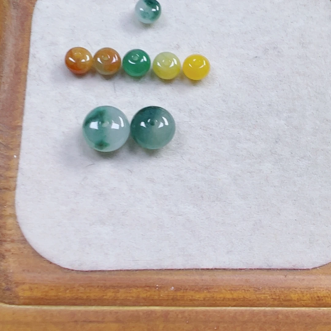 小****翡翠散珠鼓珠8颗、