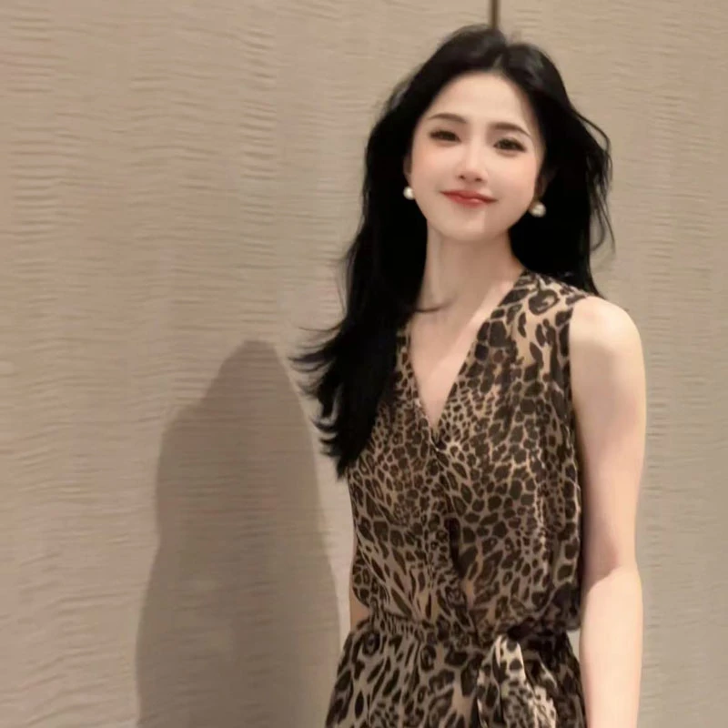 【苏格兰小调】2025新款V领黑白格背心衬衫女收腰显瘦无袖上衣8453