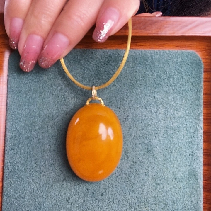 蜜蜡18K金镶嵌颈饰吊坠