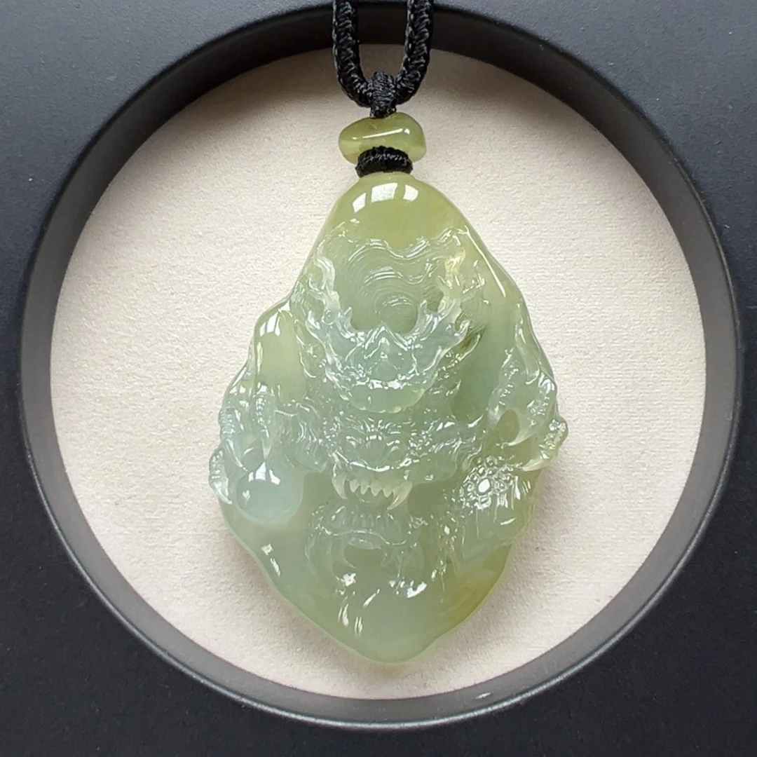 翡翠未镶嵌颈饰龙