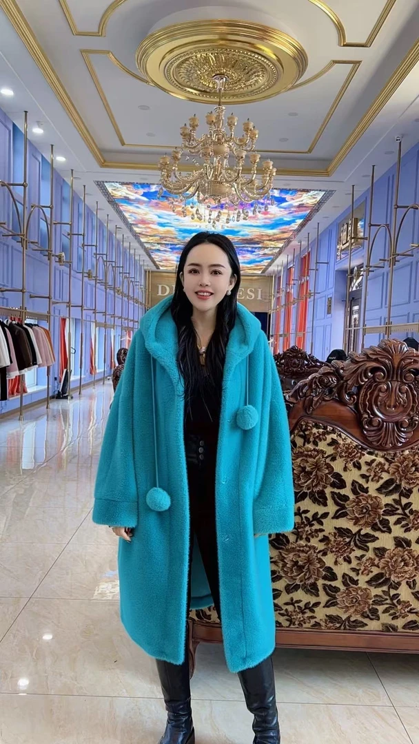 张洪波夫妇-2025年冬季新款时尚百搭球球帽长款外套