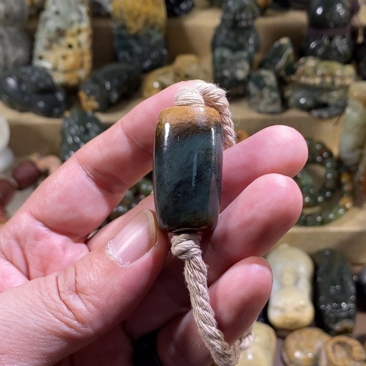 透闪石质玉未镶嵌挂件