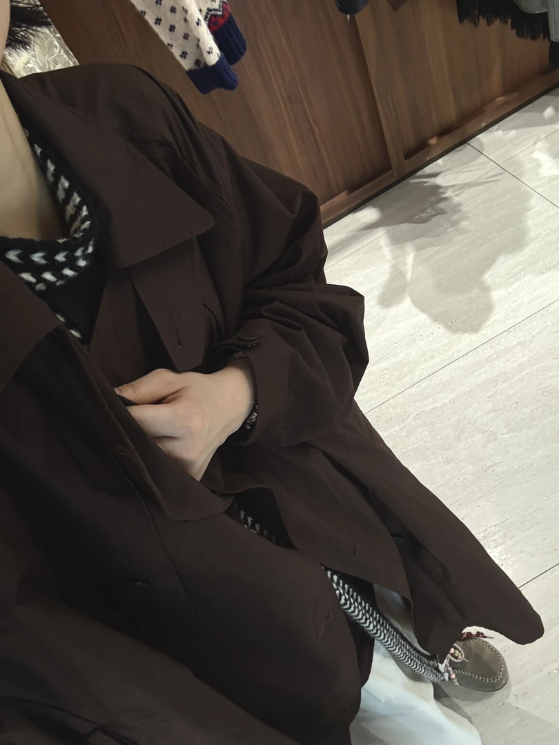 进口面料浓郁咖色立体裁剪廓型复古翻领长款风衣外套 J25WT597