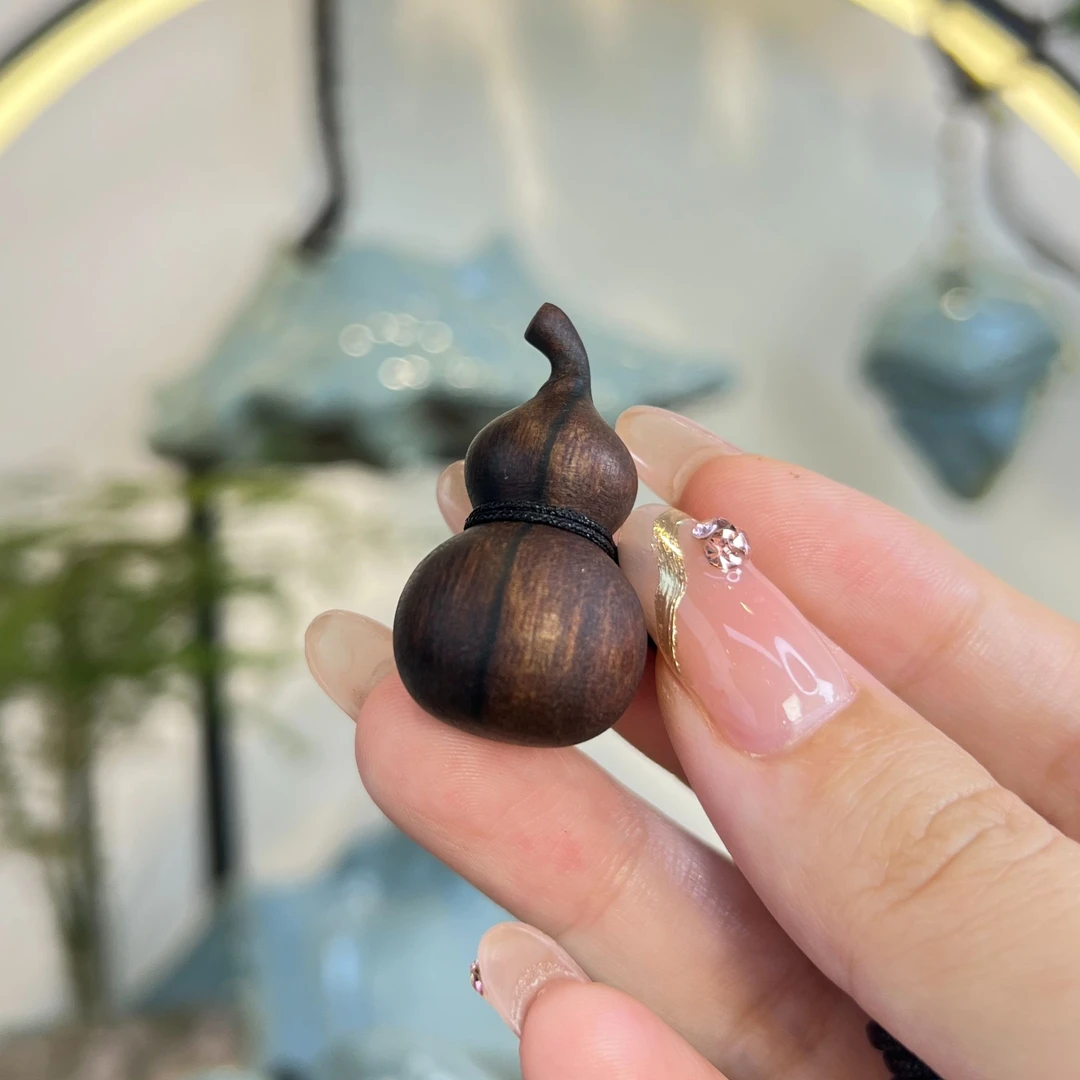 小葫芦. 巴布亚贡木天然复古精工原木雕刻吊坠