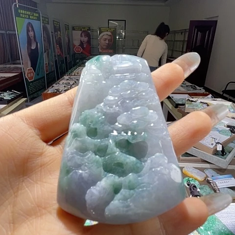 翡翠未镶嵌颈饰一个