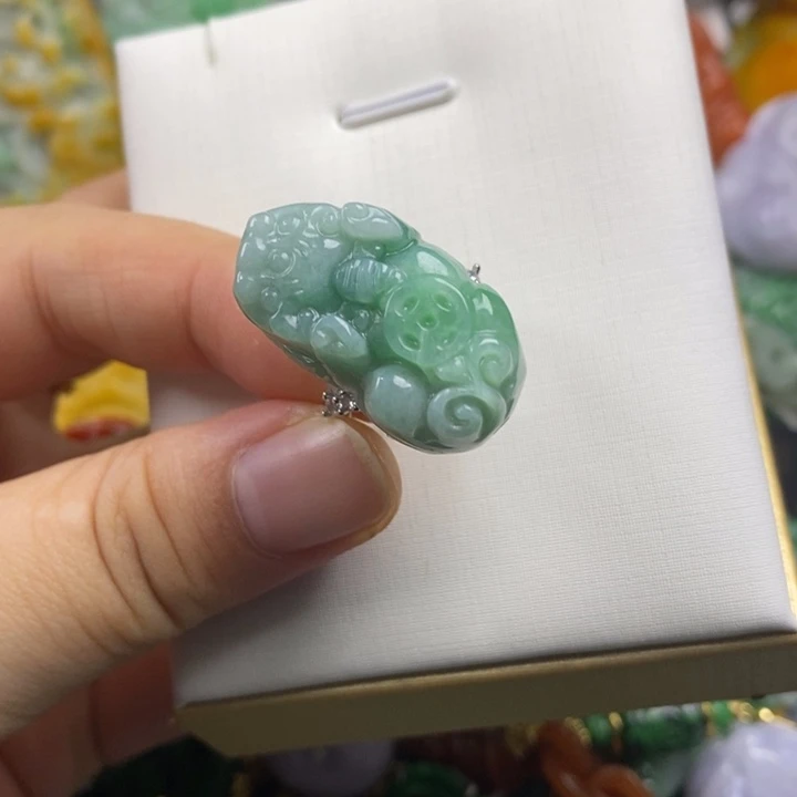 翡翠未镶嵌吊坠(赠链)