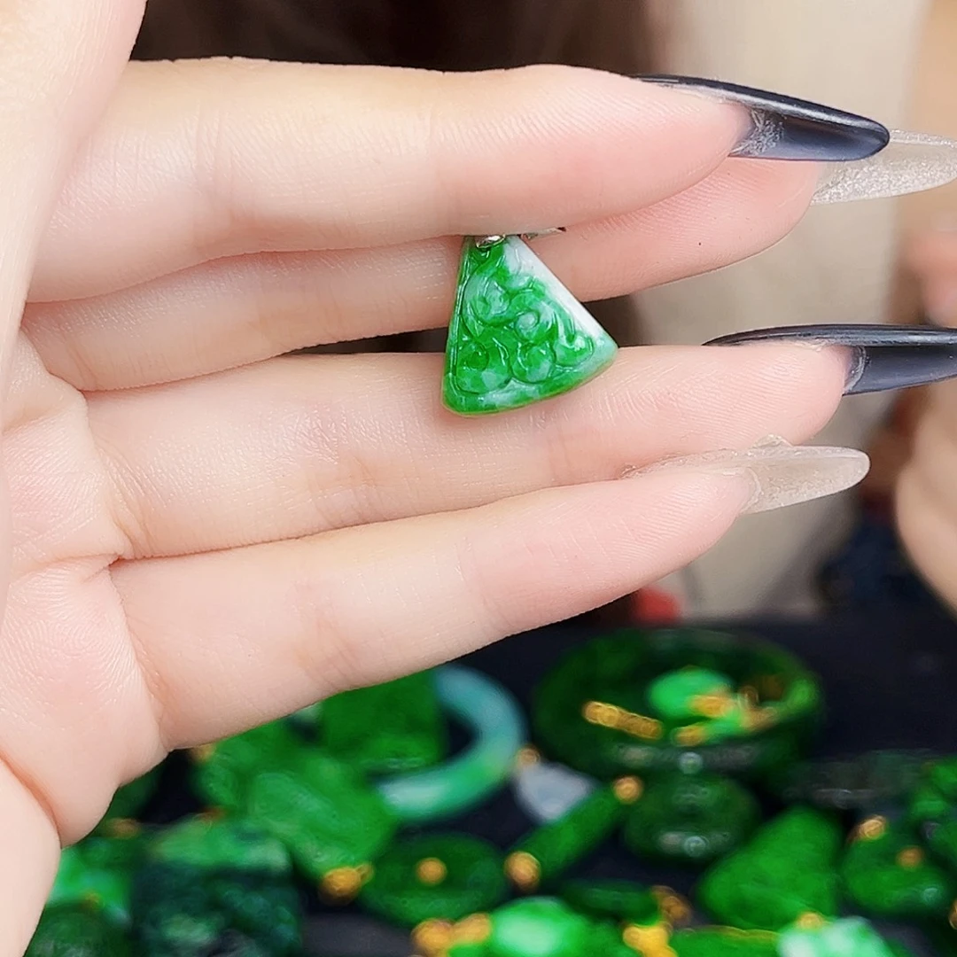 翡翠未镶嵌颈饰多样性