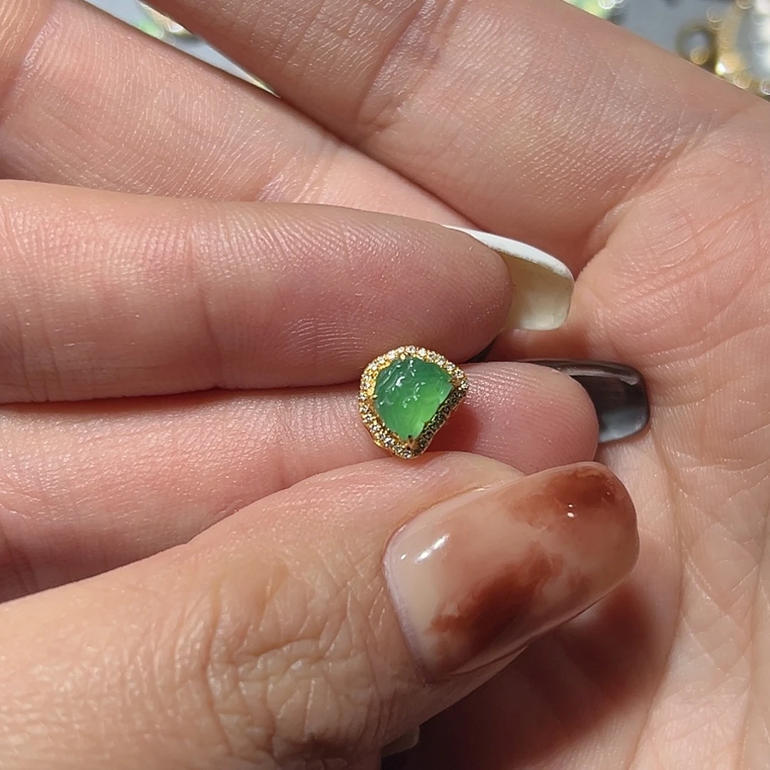 还***么翡翠18K金镶嵌颈饰