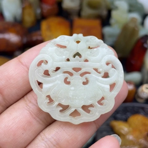 蛇纹石玉未镶嵌颈饰2