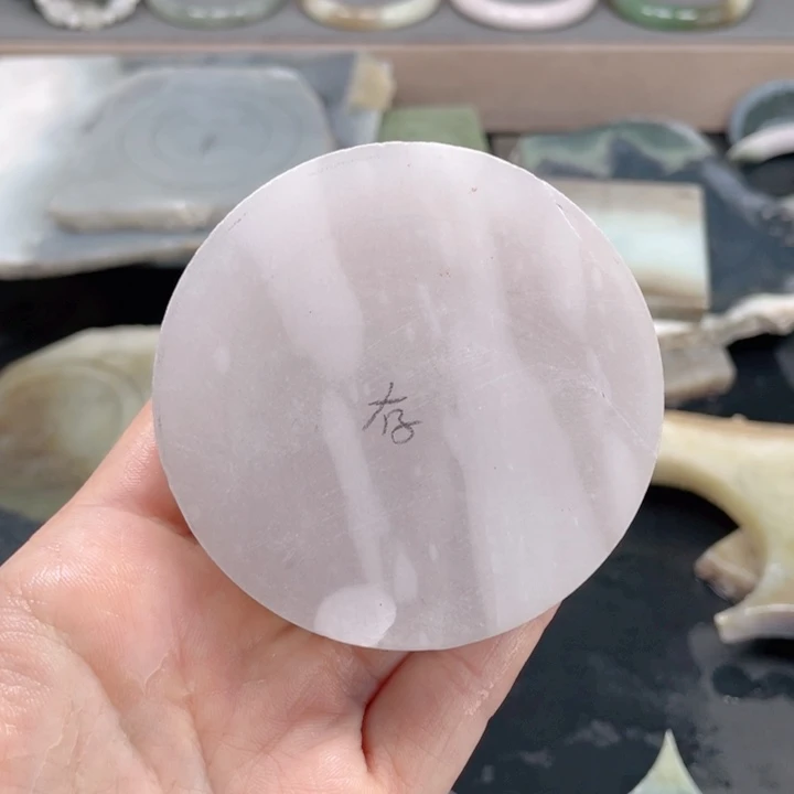 鱼***摆和田玉未镶嵌手镯