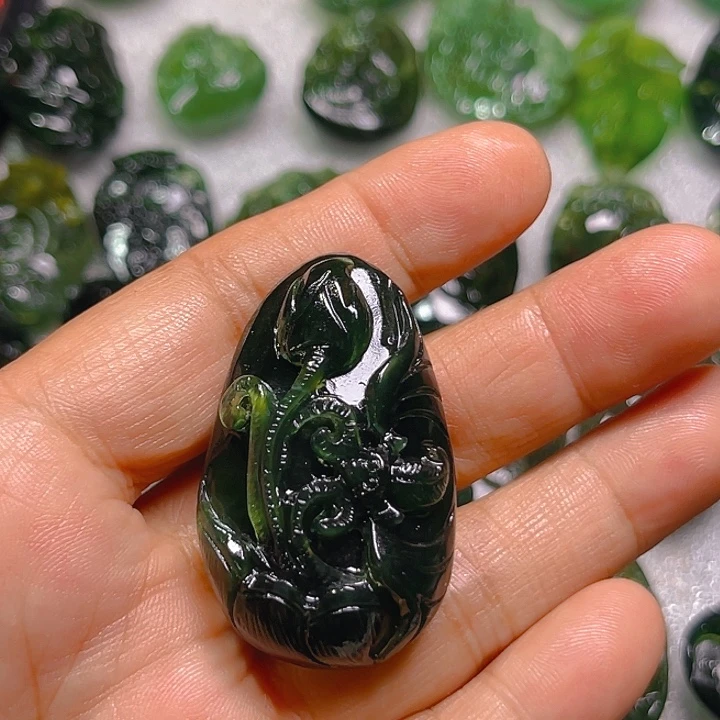 牛***9蛇纹石玉未镶嵌颈饰