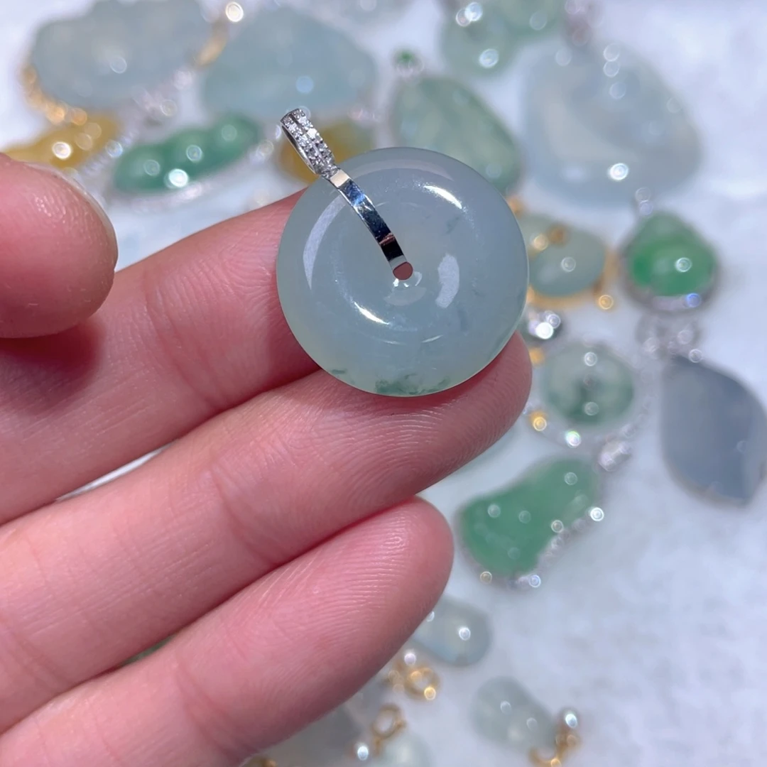 翡翠18K金镶嵌颈饰翡翠