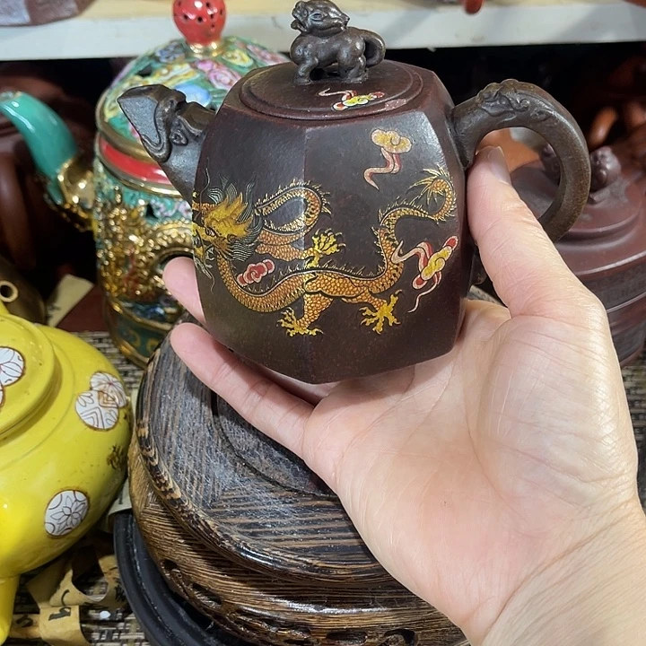 茶壶紫砂原矿泥料手工制作的一把紫砂壶。