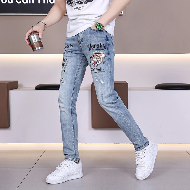 春季新款韩版牛仔裤裤子男潮流百搭个性刺绣修身小脚弹力牛仔裤