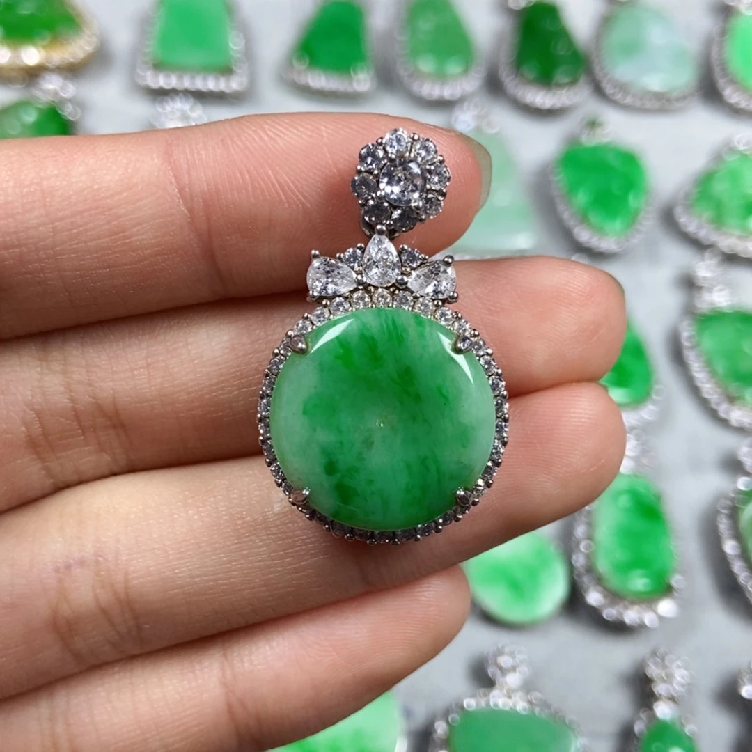 颈饰未镶嵌翡翠平安扣