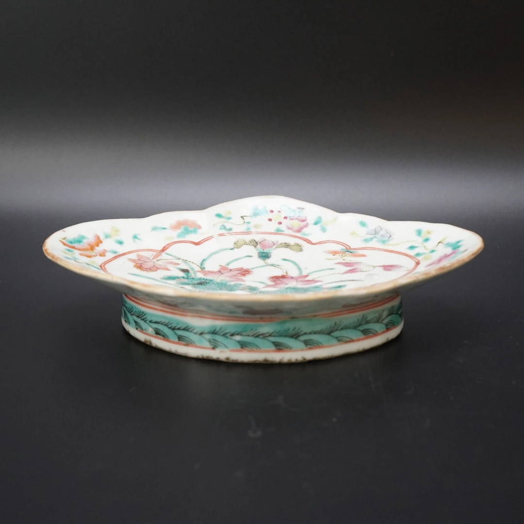 Lot.25071423清光绪粉彩花卉纹高足海棠盘 高：约4.7cm