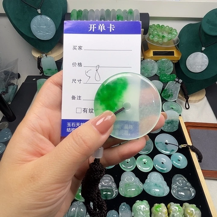 挪***森翡翠未镶嵌颈饰平安