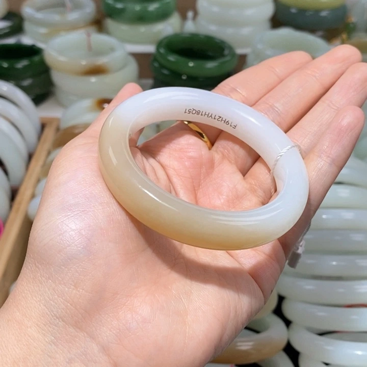 和田玉手镯未镶嵌糖白半山水