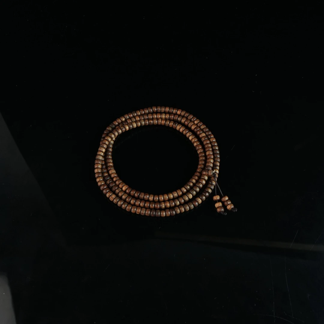 3642 东马沉香软油9分沉老型珠小 0.46x0.33cm 6.83g