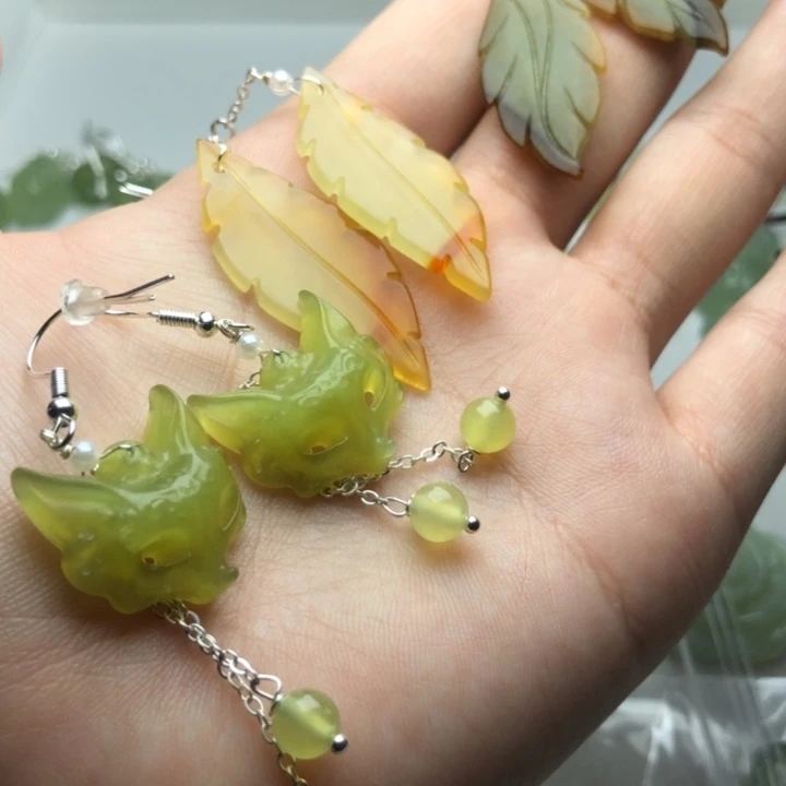 蛇纹石玉耳饰合金