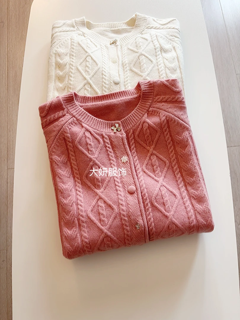 雪花扣粉色。过年开衫！法式秋冬麻花开衫纯色百搭毛衣圆领上衣