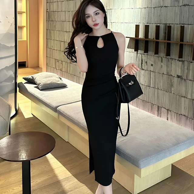 纯欲辣妹镂空挂脖吊带连衣裙女2025新款夏季收腰显瘦褶皱开叉长裙