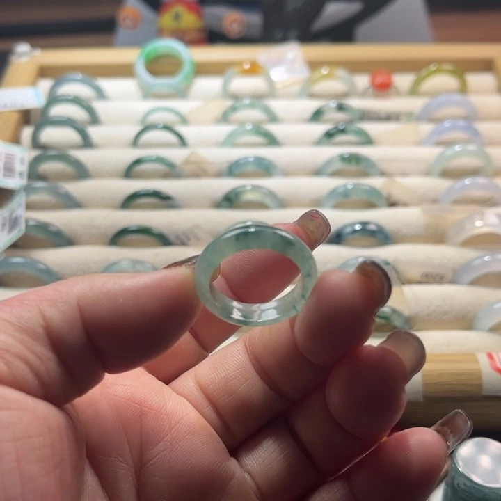 翡翠未镶嵌戒指飘花