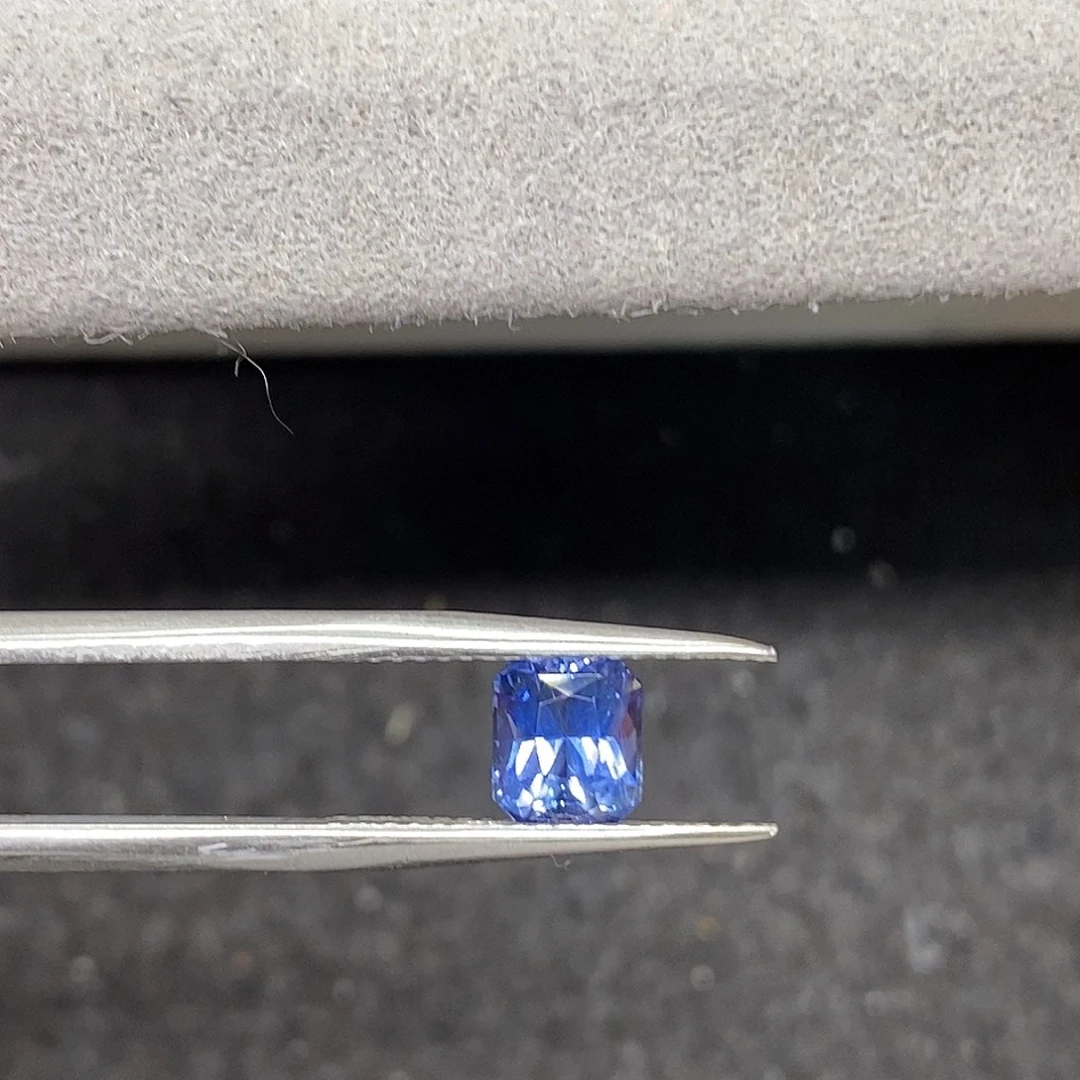 蓝宝石裸石1.68克拉天然全净满火彩明亮矢车菊